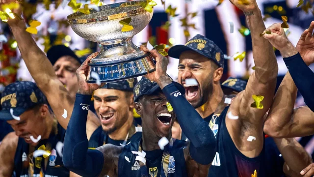 Saisonauftakt in der Volkswagen Halle mit Dennis Schröder und EM-Pokal!